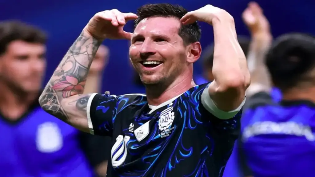 Ibrahimovic: "Messi sở hữu bàn chân của Chúa”