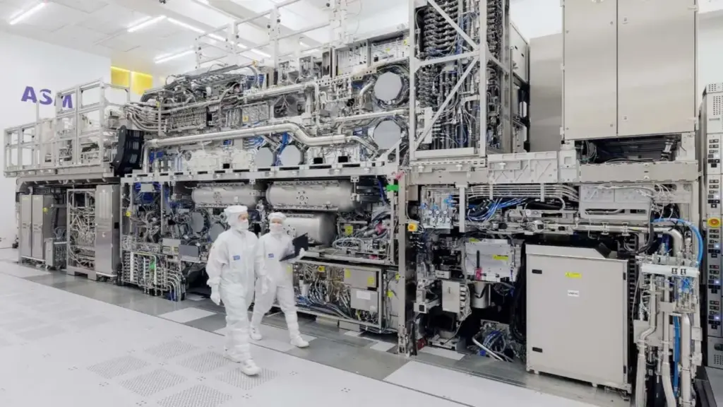 Intel xuất xưởng lô chip đầu tiên từ cỗ máy 380 triệu USD