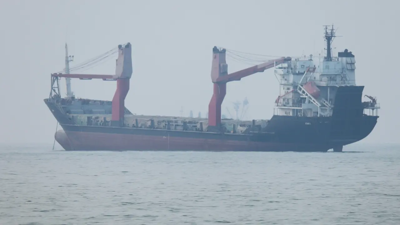 Iran 'bắn cảnh cáo' hai tàu ở Hormuz
