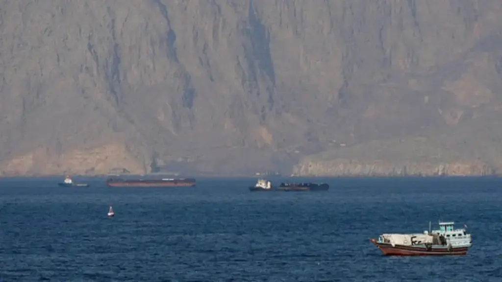 Iran đóng cửa eo biển Hormuz, bắn cảnh cáo tàu đi sai luồng