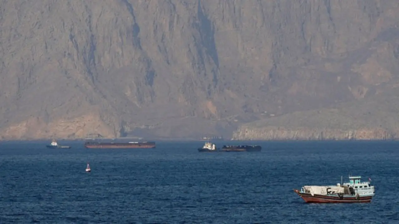 Iran đóng cửa eo biển Hormuz, bắn cảnh cáo tàu đi sai luồng