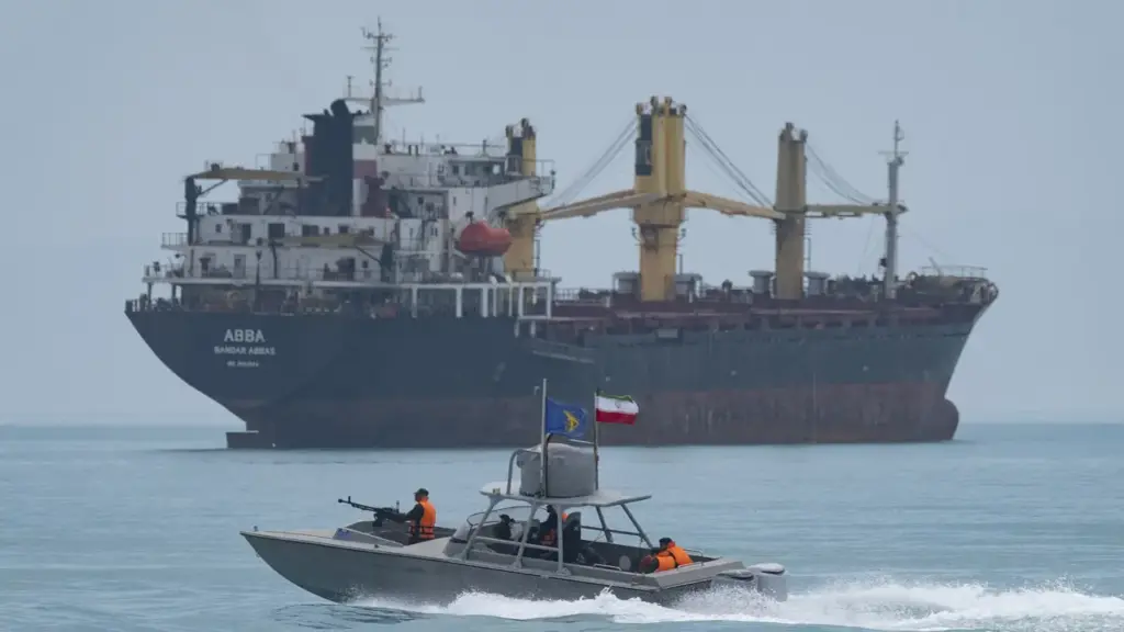 Iran tuyên bố đóng eo biển Hormuz