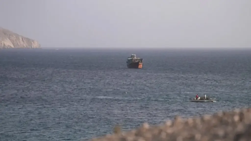 Iran tuyên bố eo biển Hormuz là 'lằn ranh đỏ', đáp trả ông Trump