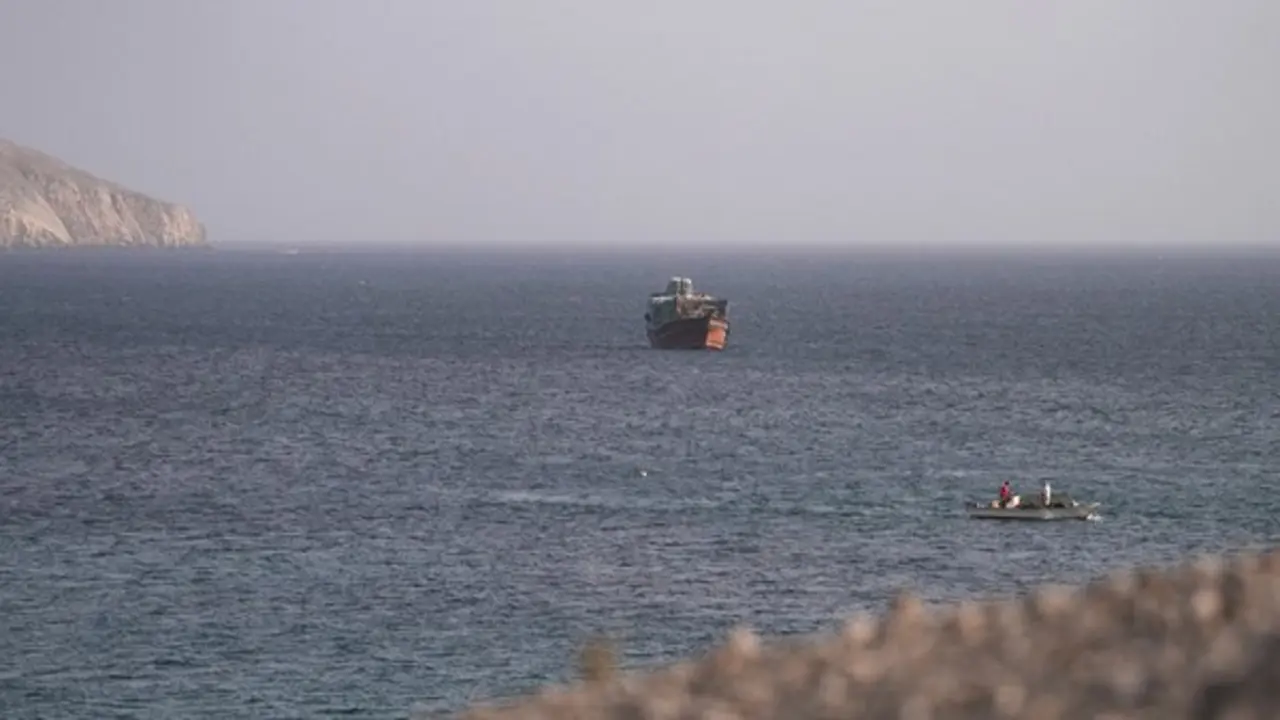 Iran tuyên bố eo biển Hormuz là 'lằn ranh đỏ', đáp trả ông Trump