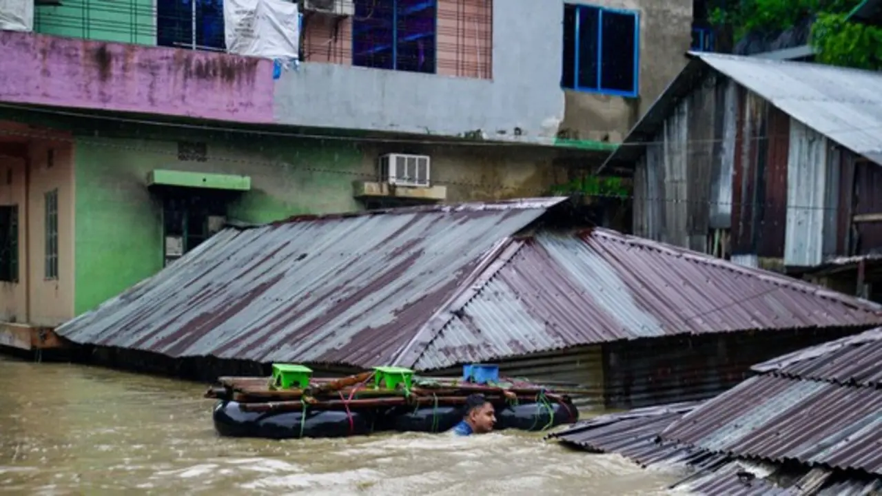 Ít nhất 44 người chết, 1 triệu người mắc kẹt do mưa lũ tại Bangladesh