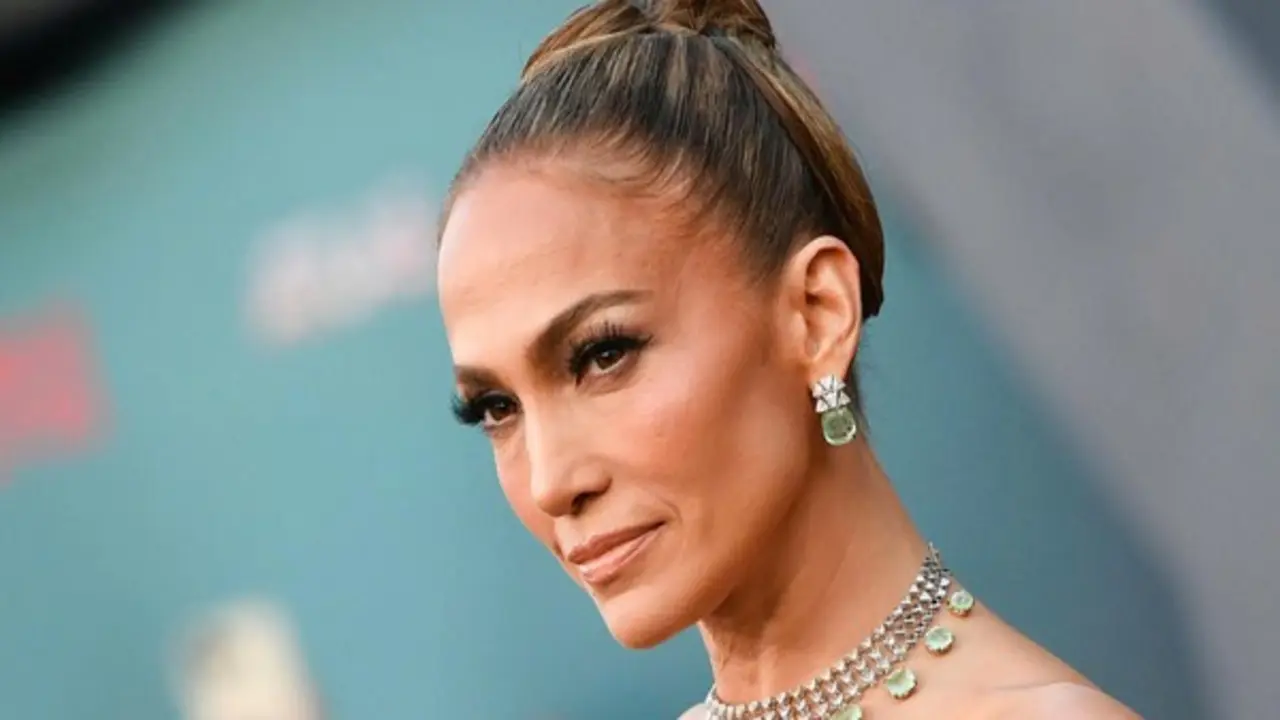 Jennifer Lopez biến tiệc sinh nhật thành sàn diễn thời trang