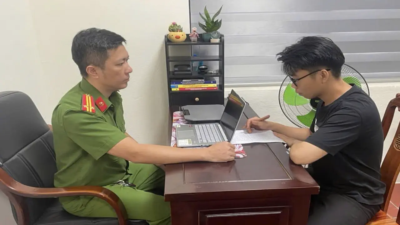 Kéo lê nhân viên bán hàng, cướp xe SH khi được lái thử