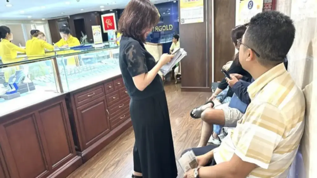 Khách bán kim cương, vàng tăng đột biến