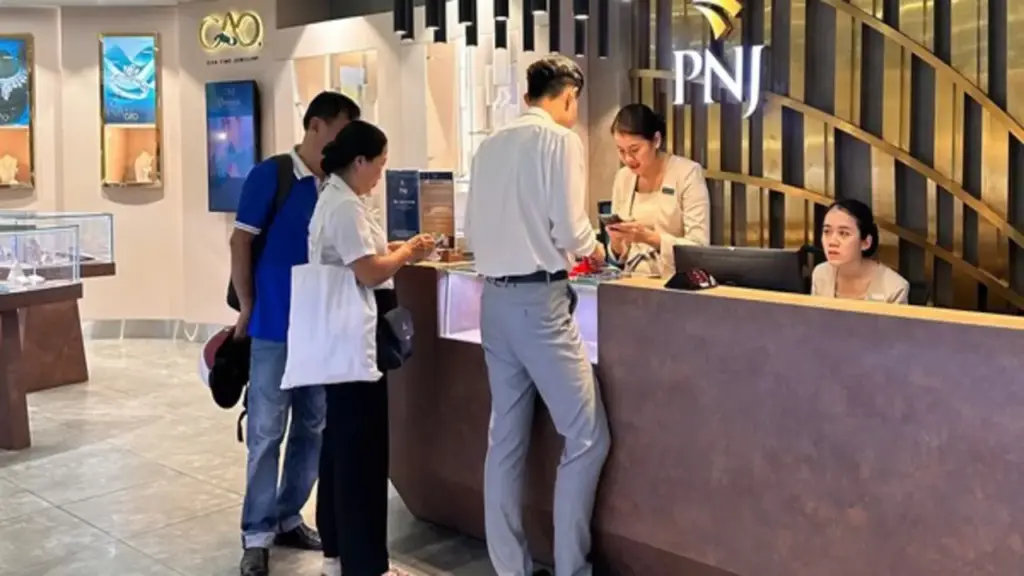 Khách bán nữ trang PNJ giảm
