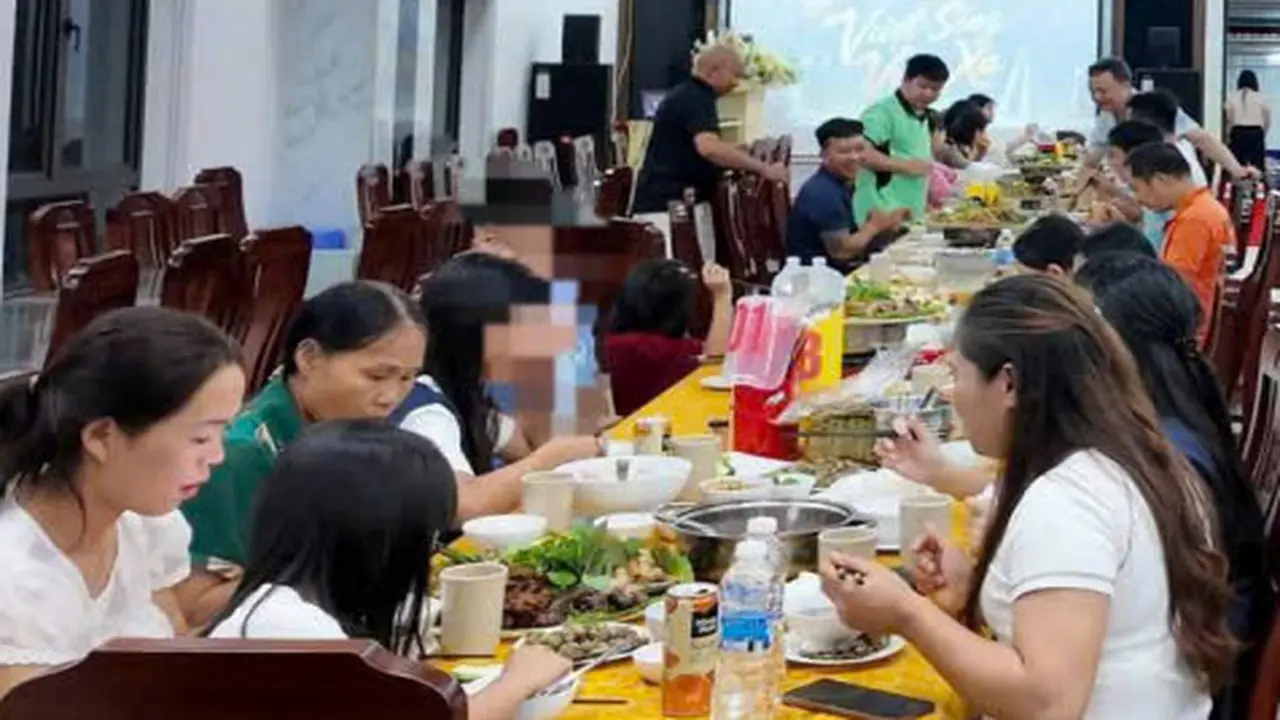 Khách không về được đất liền do bão số 1, chủ khách sạn mổ lợn chiêu đãi