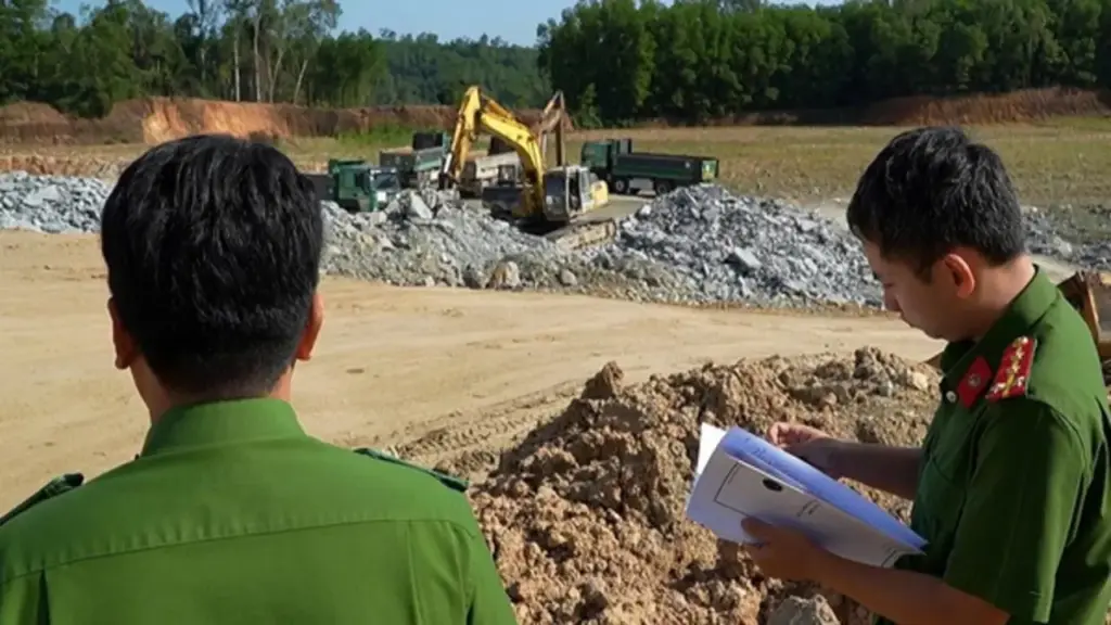 Khai thác mỏ đất ở Quảng Ngãi: Khởi tố chủ tịch và giám đốc công ty