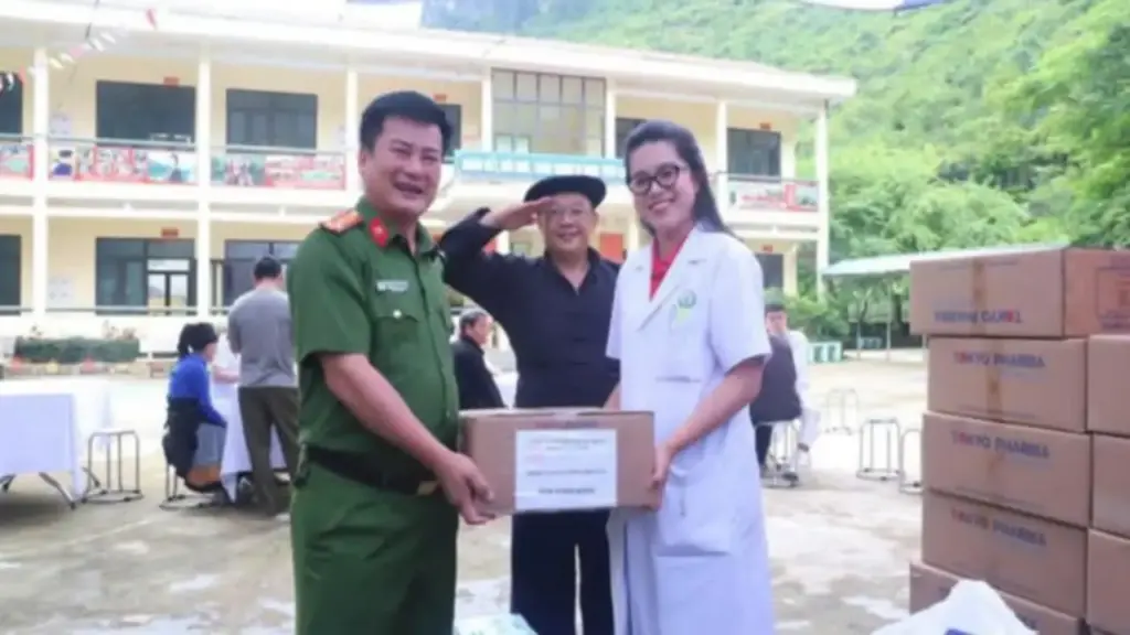 Khám chữa bệnh, cấp phát thuốc miễn phí và trao quà an sinh xã hội tại xã Cán Tỷ
