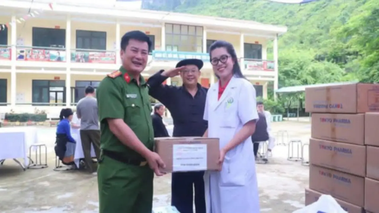 Khám chữa bệnh, cấp phát thuốc miễn phí và trao quà an sinh xã hội tại xã Cán Tỷ