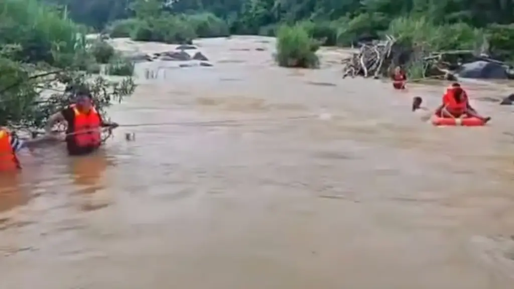 Khánh Hòa: Giải cứu học sinh mắc kẹt giữa dòng nước xiết