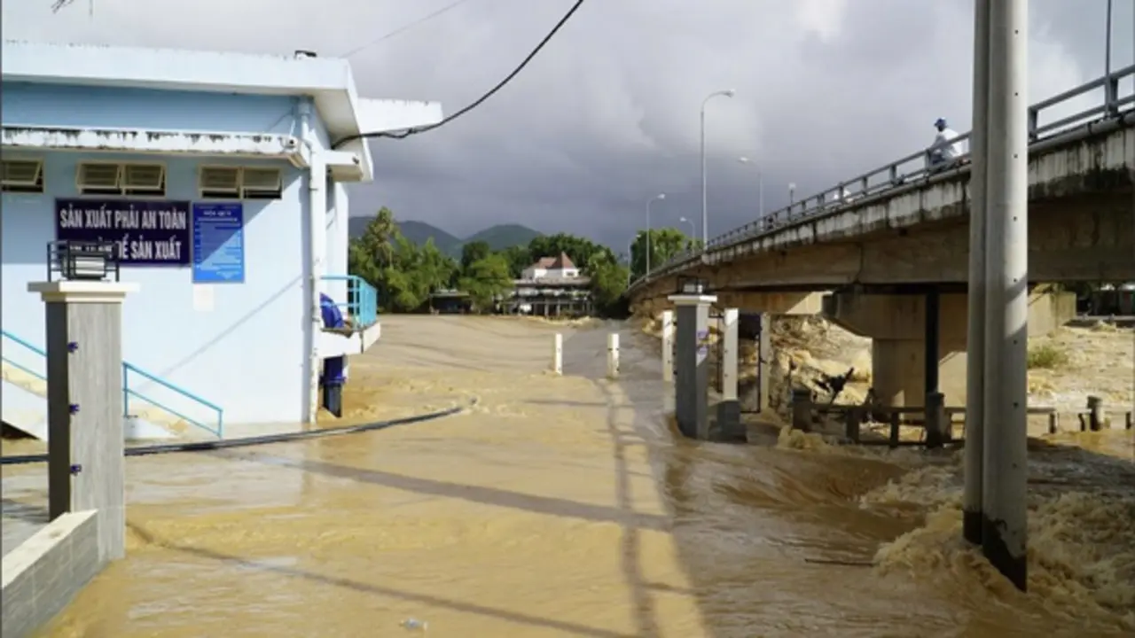 Khánh Hòa tháo dỡ đập ngăn mặn tạm trên sông Cái Nha Trang trước mùa mưa bão
