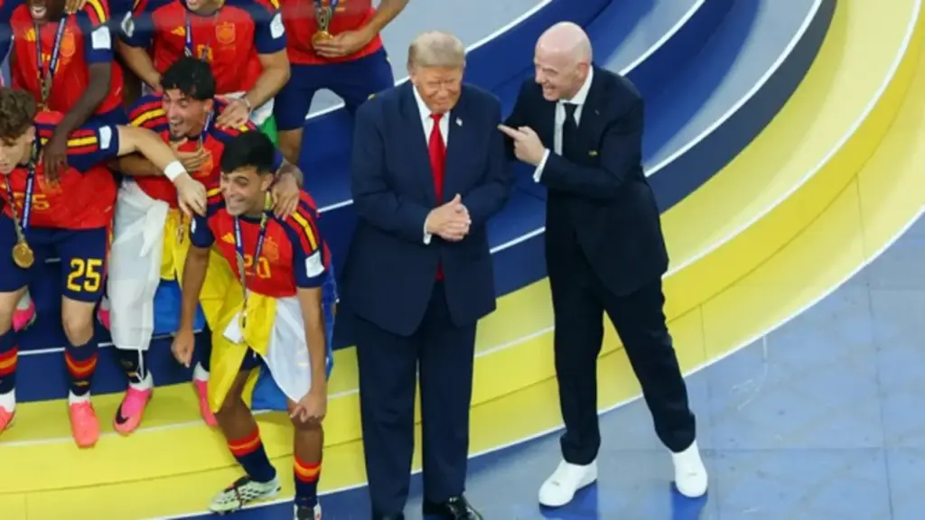 Khoảnh khắc gây bão mạng: Tổng thống Trump ‘chiếm sóng’ nhà vô địch Tây Ban Nha, Chủ tịch FIFA bối rối