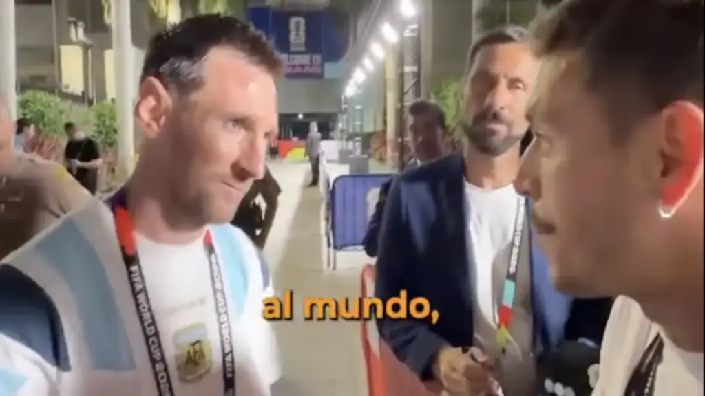 Khoảnh khắc Messi nhận quà đặc biệt từ CĐV gây sốt, ‘lòng biết ơn và sự khiêm nhường’