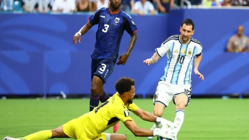 Khoảnh khắc thủ thành Vozinha chặn đứng cú sút của Messi gây sốt: Đỉnh cao đời người!