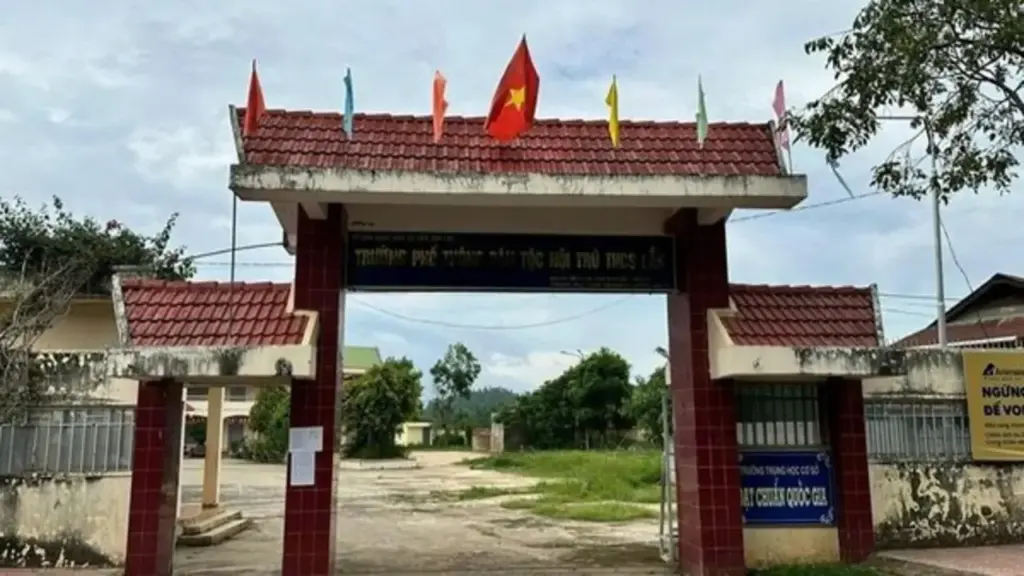 Khởi kiện nguyên hiệu trưởng chiếm dụng đất trường học suốt 15 năm