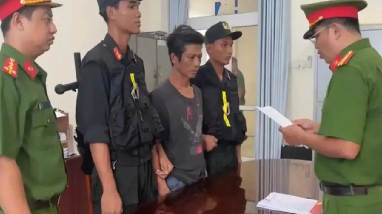 Khởi tố 2 bị can gây rối, chống người thi hành công vụ tại mỏ cát ở Vĩnh Long