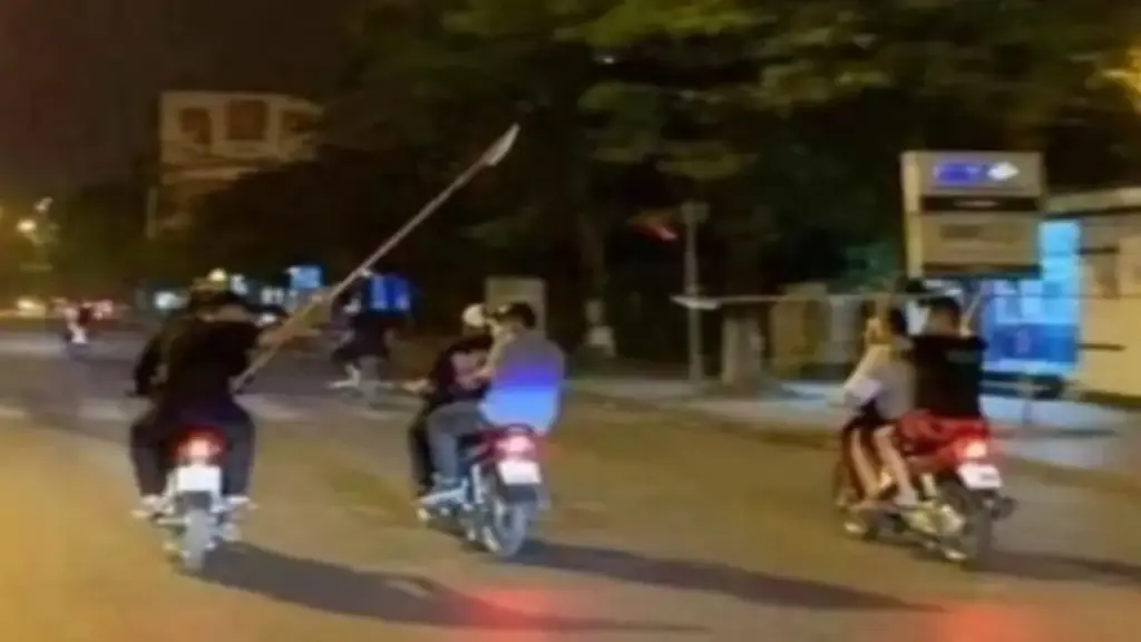 Khởi tố 7 đối tượng mang dao phóng lợn đi xe máy truy đuổi nhau