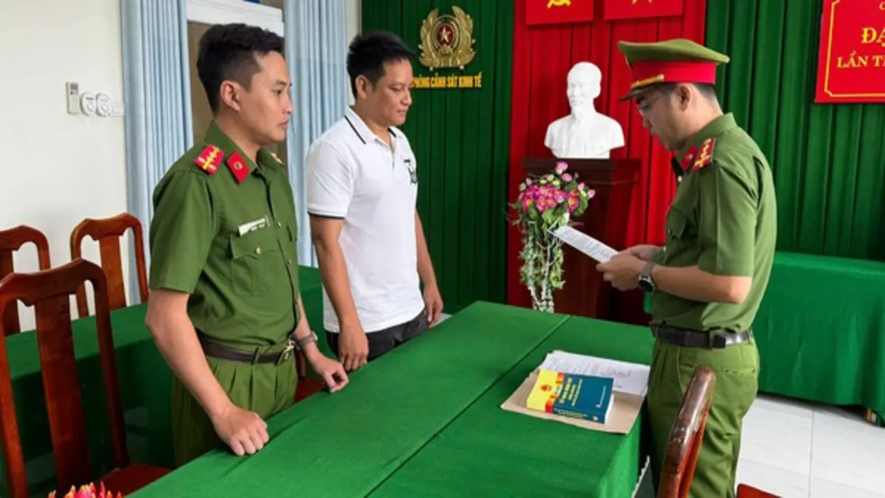 Khởi tố người đàn ông bán giày dép giả nhãn hiệu nổi tiếng