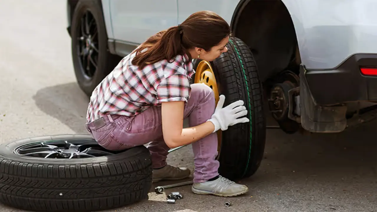 Không ai dám tin kỹ năng thay lốp ôtô của Gen Z