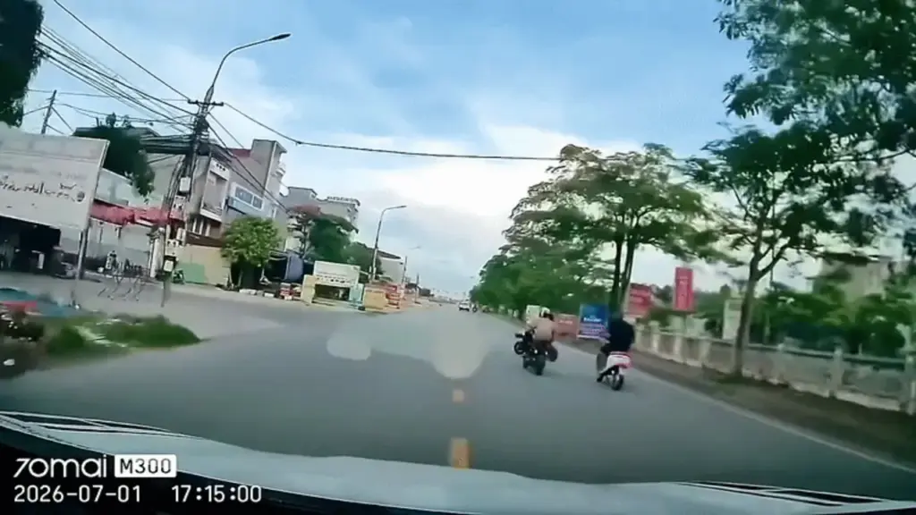 Không liếc nhìn, người phụ nữ ngoặt lái xe máy từ phải qua trái