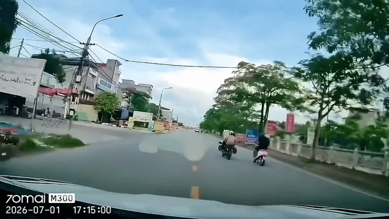 Không liếc nhìn, người phụ nữ ngoặt lái xe máy từ phải qua trái