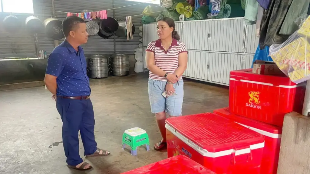 Kiểm tra cơ sở nấu ăn bị tố có giòi trong thức ăn