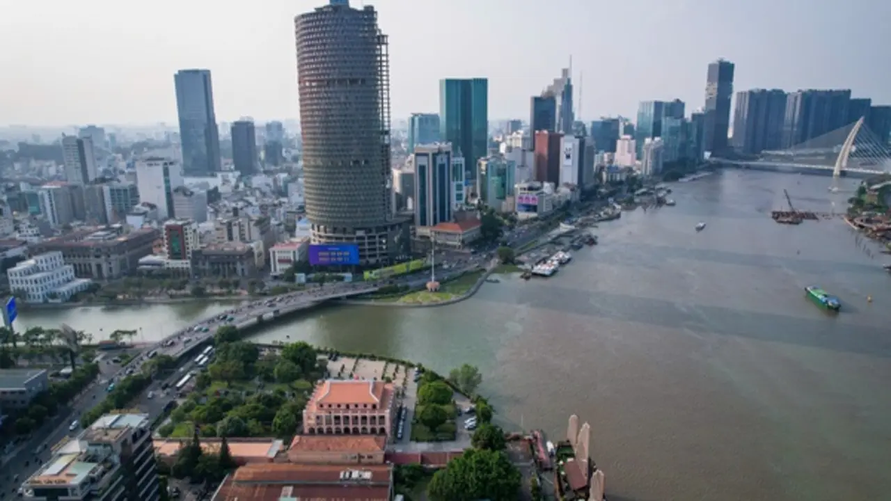 Kinh tế TP.HCM tăng trưởng 8,55%, thu ngân sách hơn 477.000 tỉ sau nửa năm