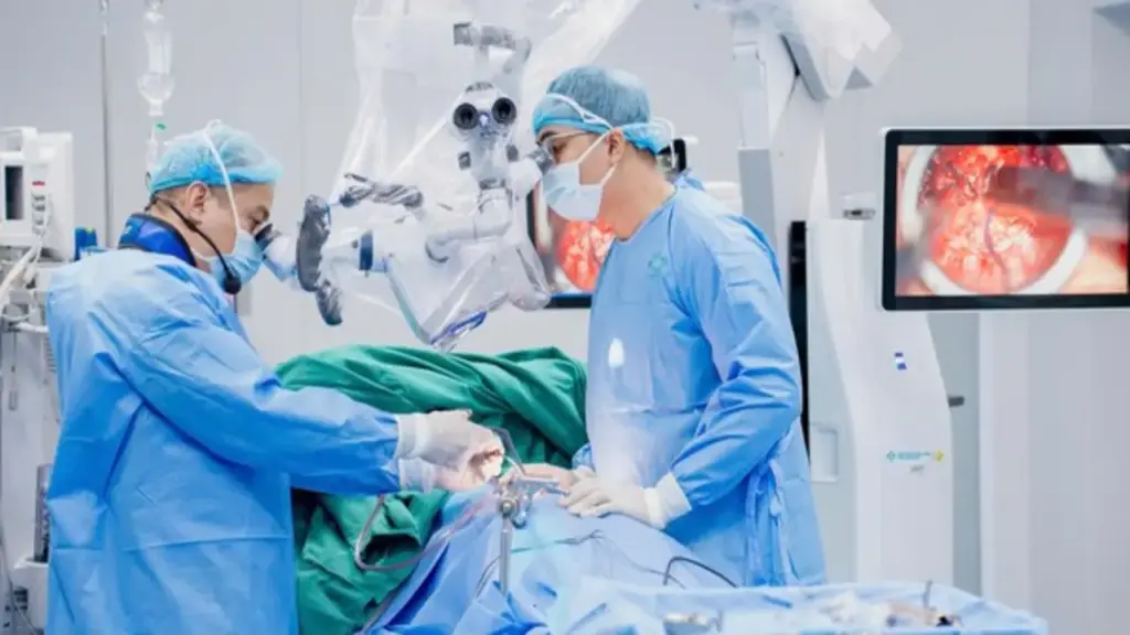 Kính vi phẫu tích hợp AI nâng độ chính xác trong phẫu thuật thần kinh