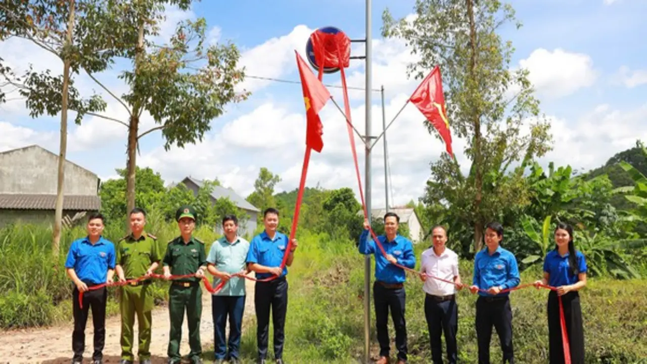 'Kỳ nghỉ hồng' cán bộ trẻ chung tay hỗ trợ vùng biên