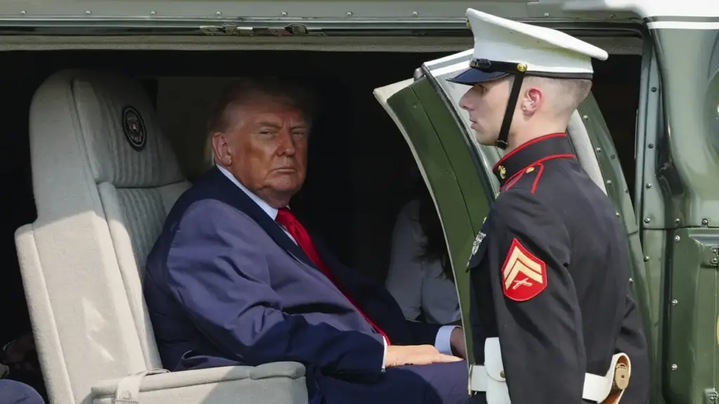 Lá bài quân sự ông Trump có thể tung ra ở Hormuz