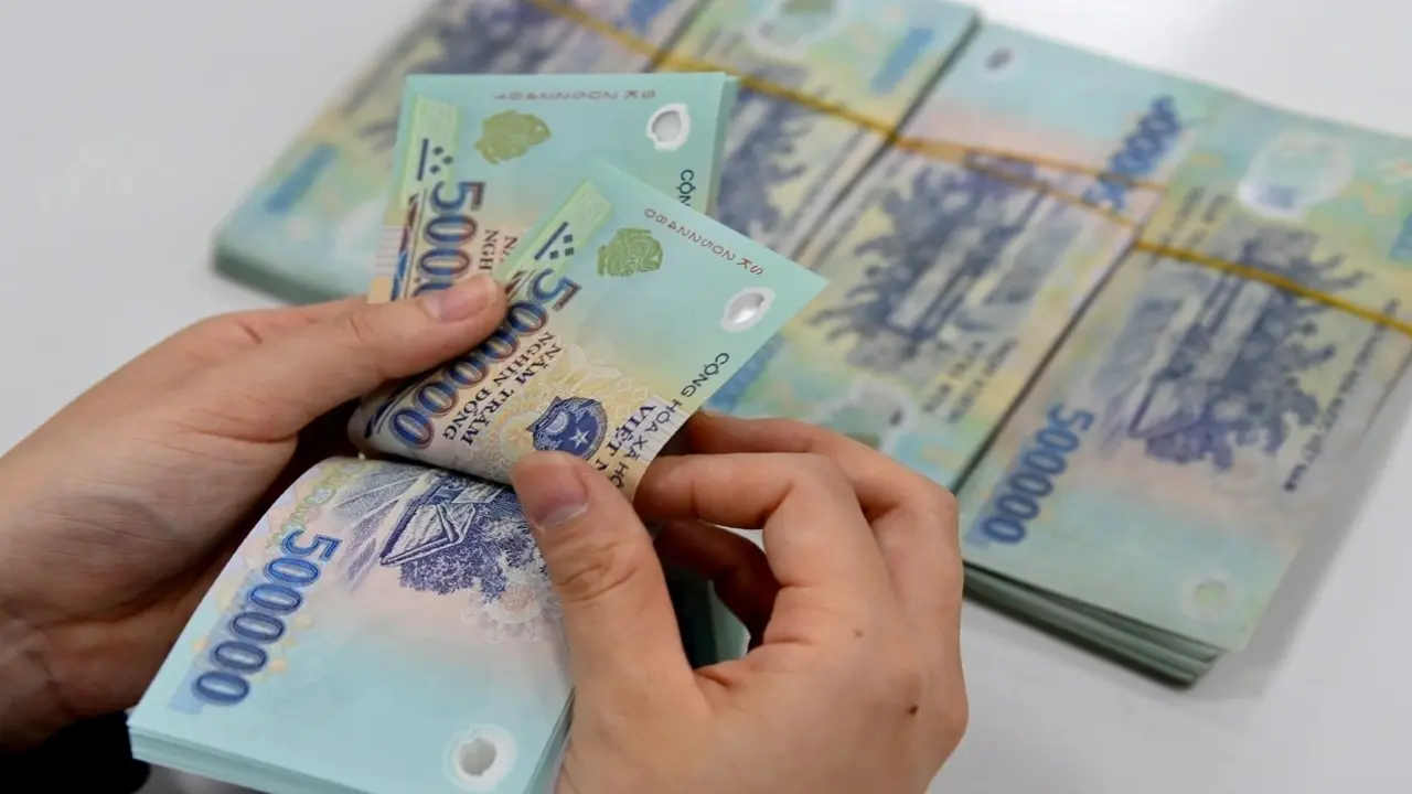 Lãi suất liên ngân hàng tăng vọt lên 13%