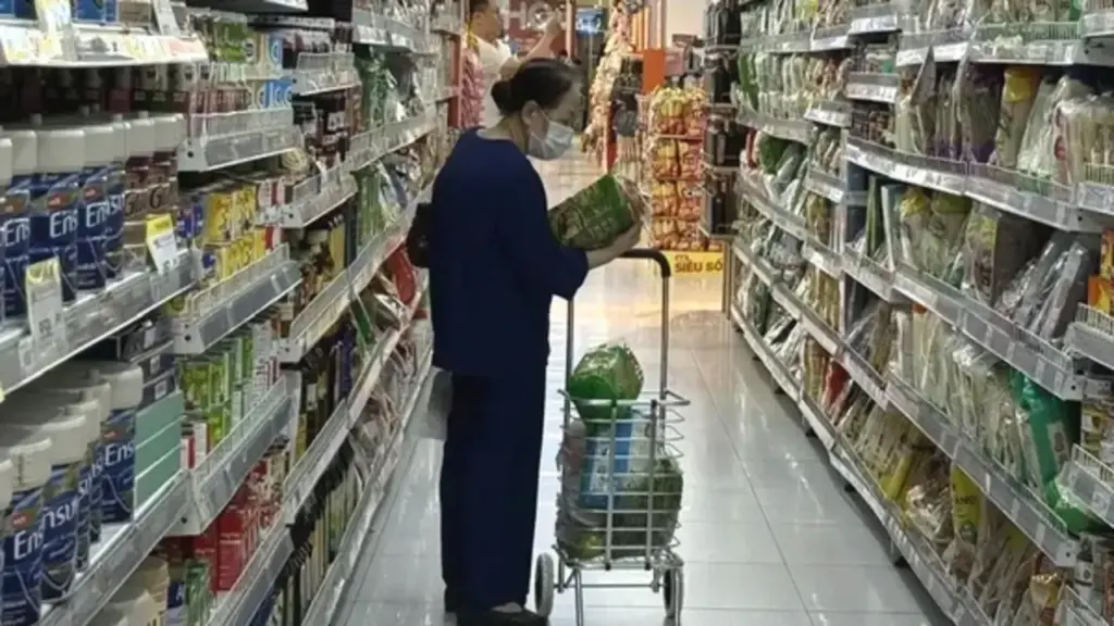 Lạm phát tăng 4,12%, nhập siêu gần 17 tỉ USD