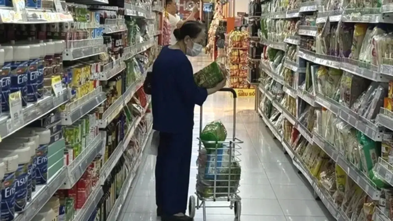 Lạm phát tăng 4,12%, nhập siêu gần 17 tỉ USD