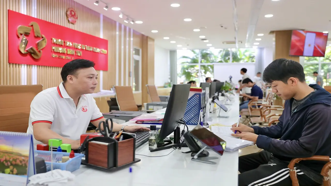 Làm thủ tục hành chính sáng thứ Bảy, người dân TP.HCM thêm lựa chọn