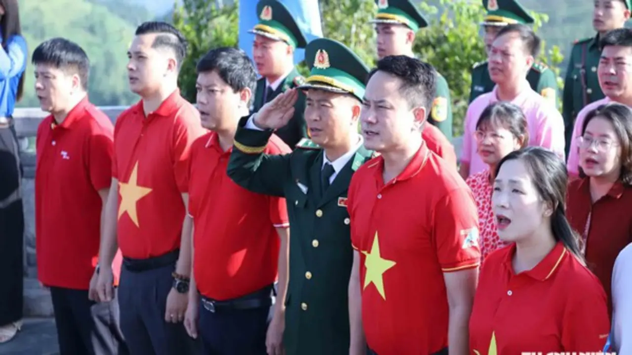 Lan tỏa tình yêu nước tại Cột cờ Lũng Cú