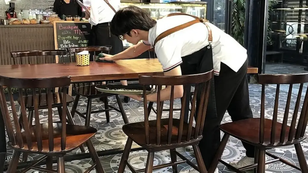 Lãng phí vì 7 năm tuổi trẻ làm phục vụ quán cà phê