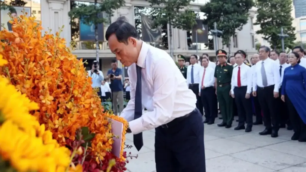 Lãnh đạo TP.HCM dâng hoa dịp 50 năm thành phố mang tên Chủ tịch Hồ Chí Minh