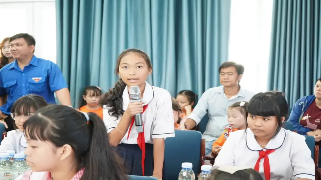Lãnh đạo xã Nhà Bè gặp gỡ, lắng nghe thiếu nhi
