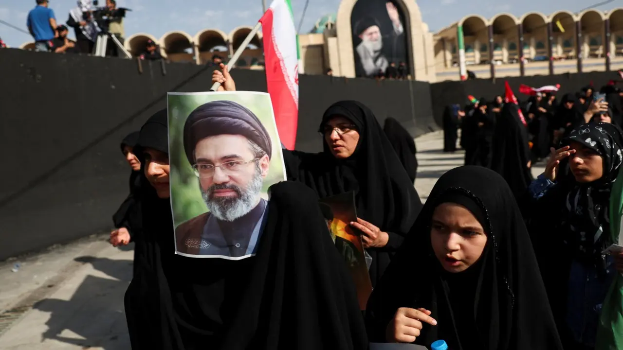 Lãnh tụ tối cao Iran Mojtaba Khamenei có thể không dự tang lễ cha