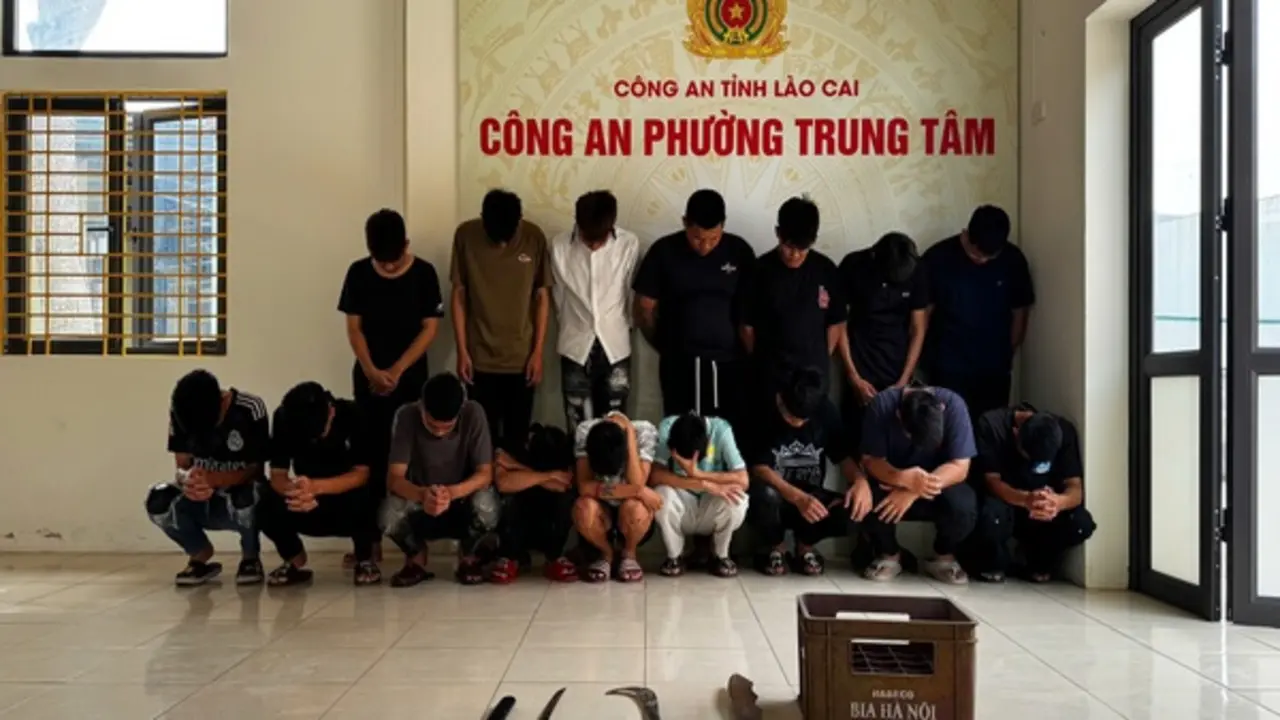 Lào Cai: Khởi tố nhóm thanh thiếu niên truy đuổi, ném chai thủy tinh vào người đi đường
