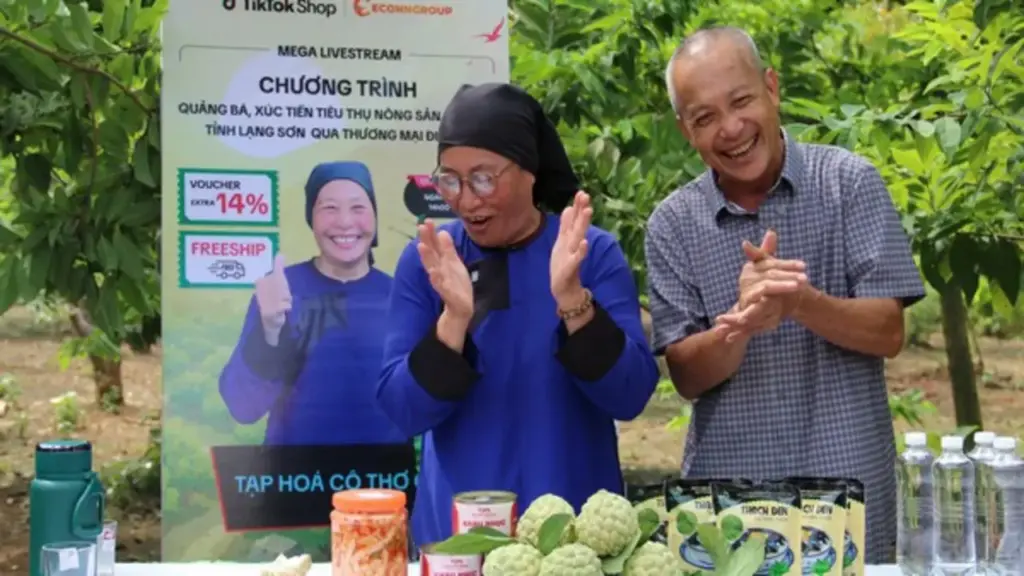 Lão nông lần đầu livestream chốt hàng trăm đơn, bán 3 tấn na tại vườn