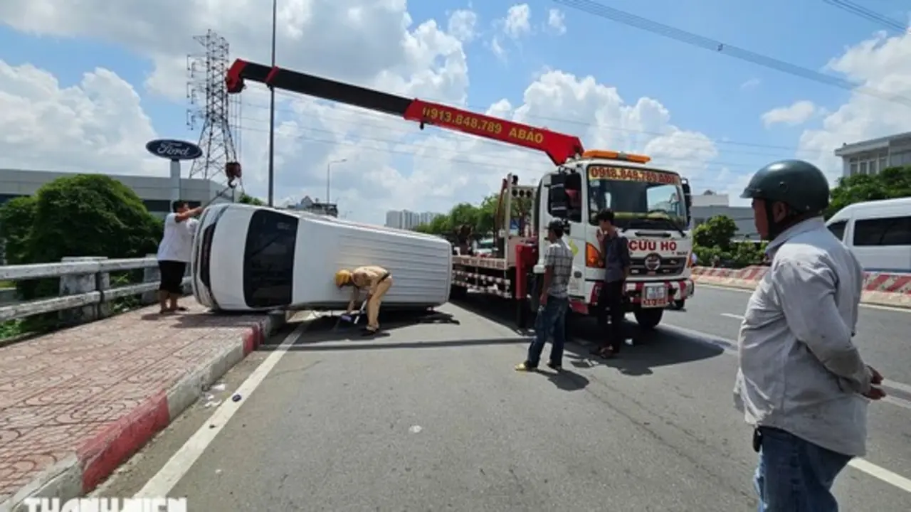 Lật ô tô trên cầu An Lạc, TP.HCM: Tài xế bất ngờ nhảy xuống kênh