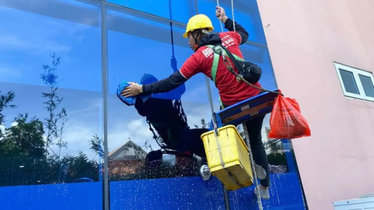 Lau kính nhà cao tầng: Nghề đặc biệt của những 'người nhện'