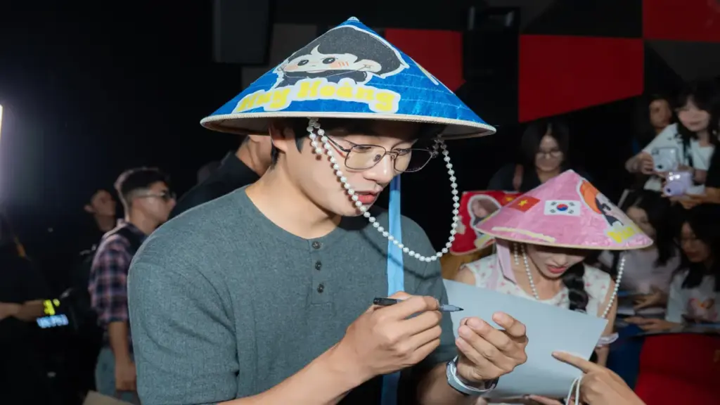 Lee Yi Kyung đội nón lá, bập bẹ tiếng Việt giao lưu cùng khán giả ở TPHCM