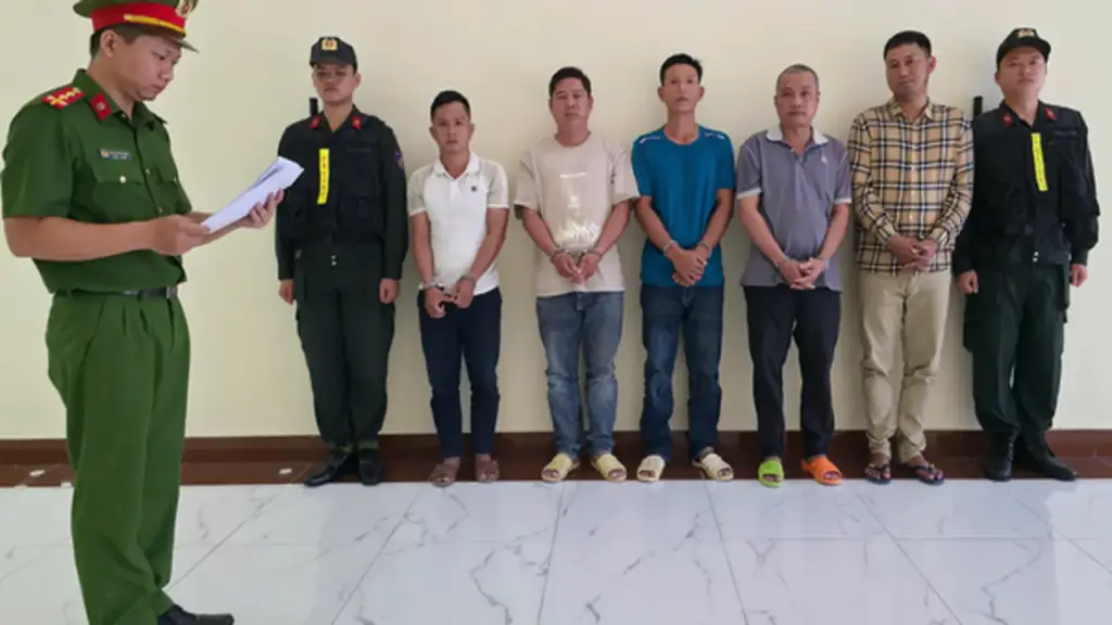Lén san lấp bằng 800 tấn chất thải, 6 người bị bắt giữ