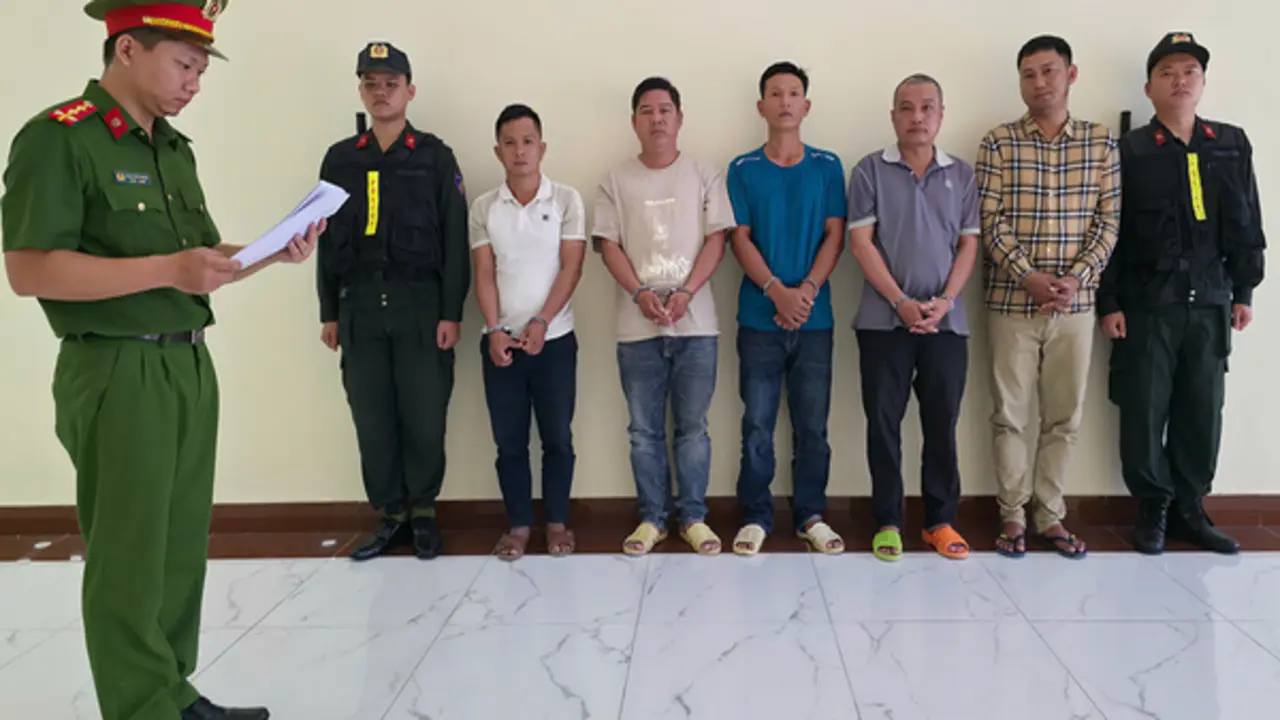 Lén san lấp bằng 800 tấn chất thải, 6 người bị bắt giữ